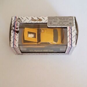 M2 Machines 1971 Plymouth HEMI Cuda Ground Pounders 1:64 Yellow/Black Car